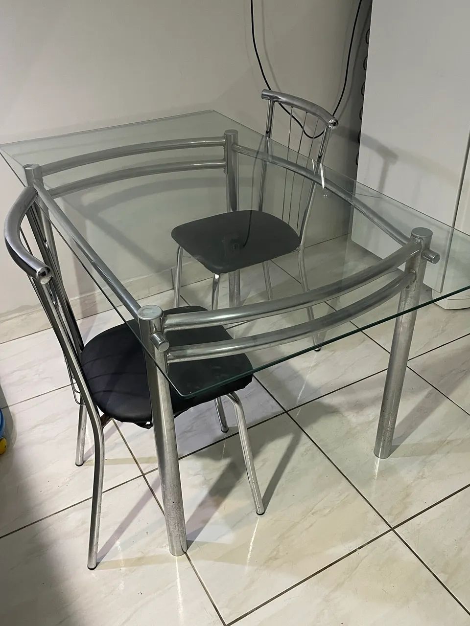 Mesa de vidro com 2 cadeiras 