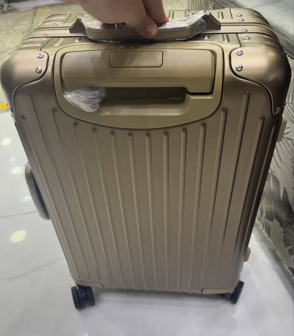 Mala de bordo Rimowa dourada nova  - Foto 5