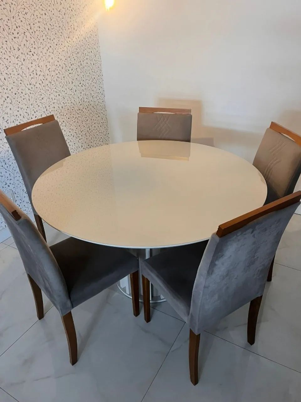 Mesa de jantar com 6 cadeiras em veludo e tampo de vidro  - Foto 2
