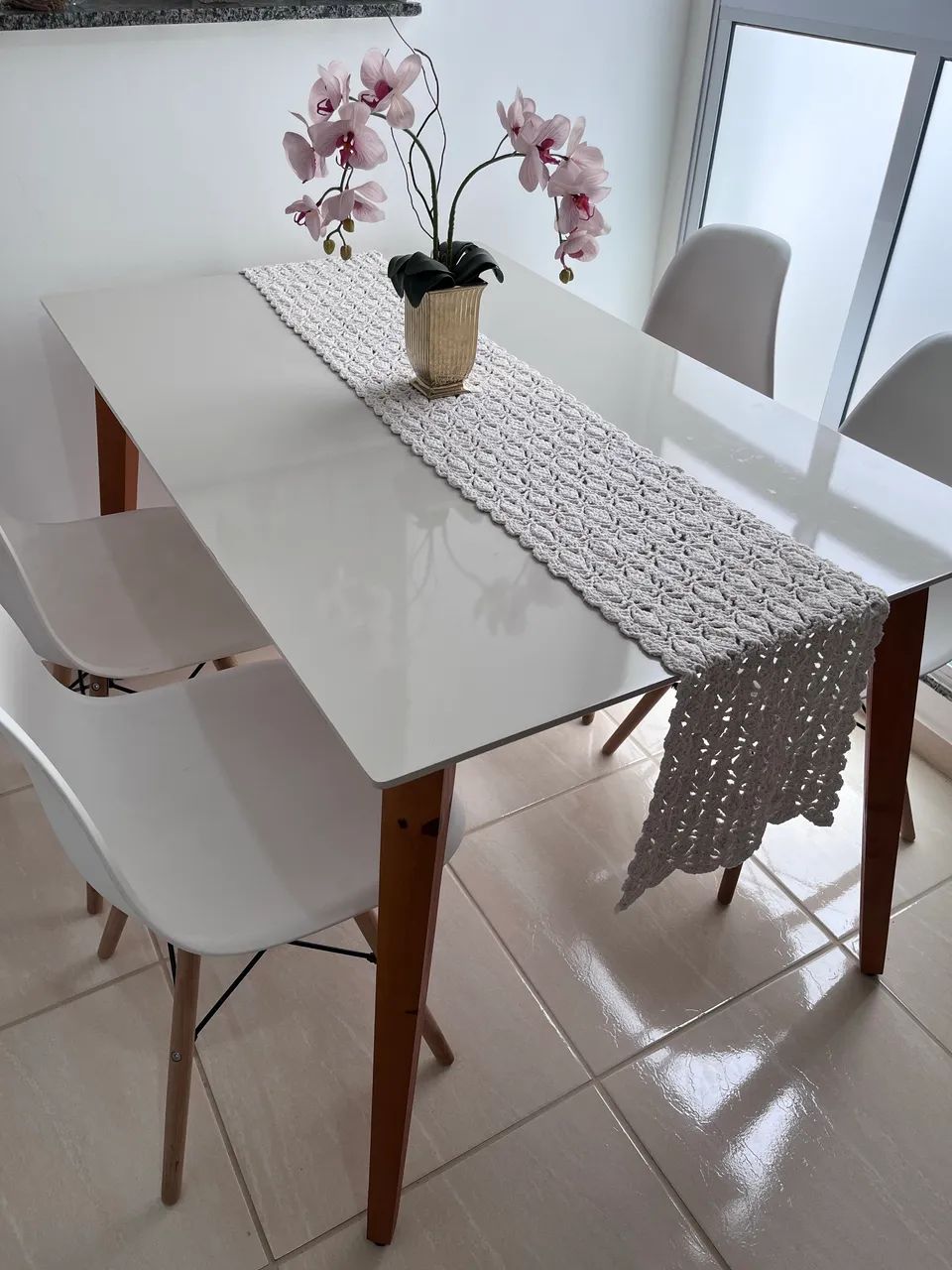 White rectangular table65115993104643122