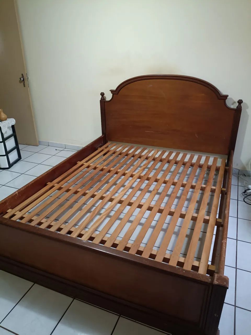 Excelente Cama Queen - madeira maciça 