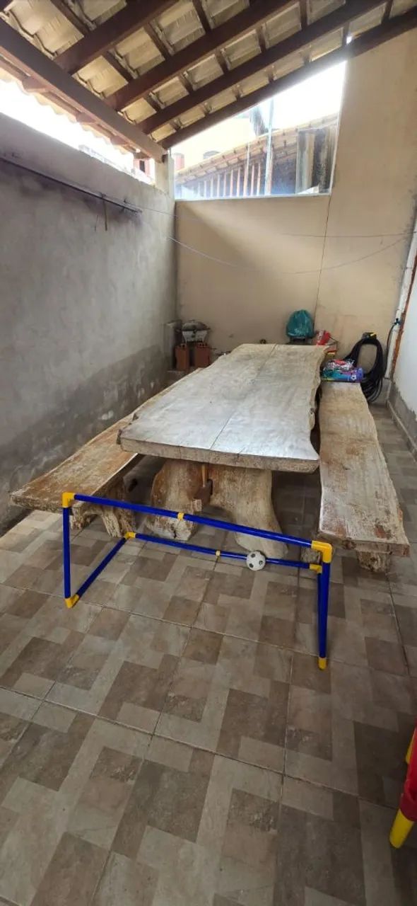Mesa de madeira ( com os bancos )  Tem que retirar 