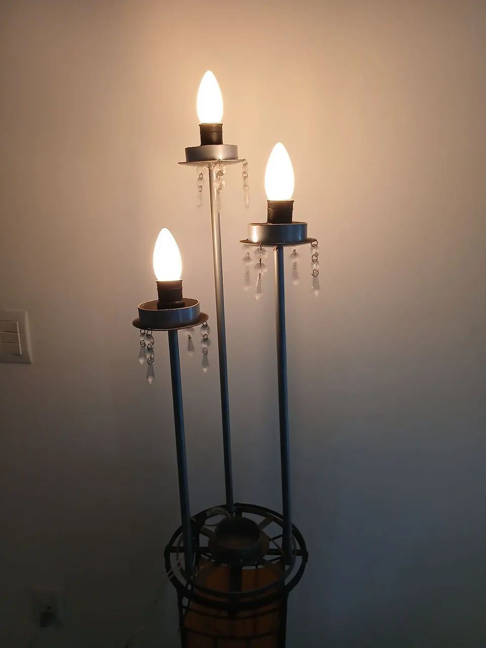 Candelabro de ferro e lâmpada  - Foto 3