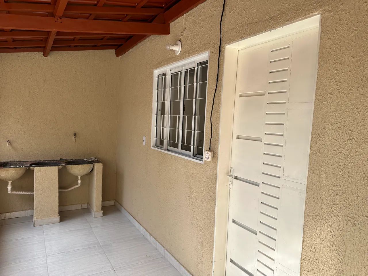 7 Barracao de 2 cômodos e 1 banheiro 