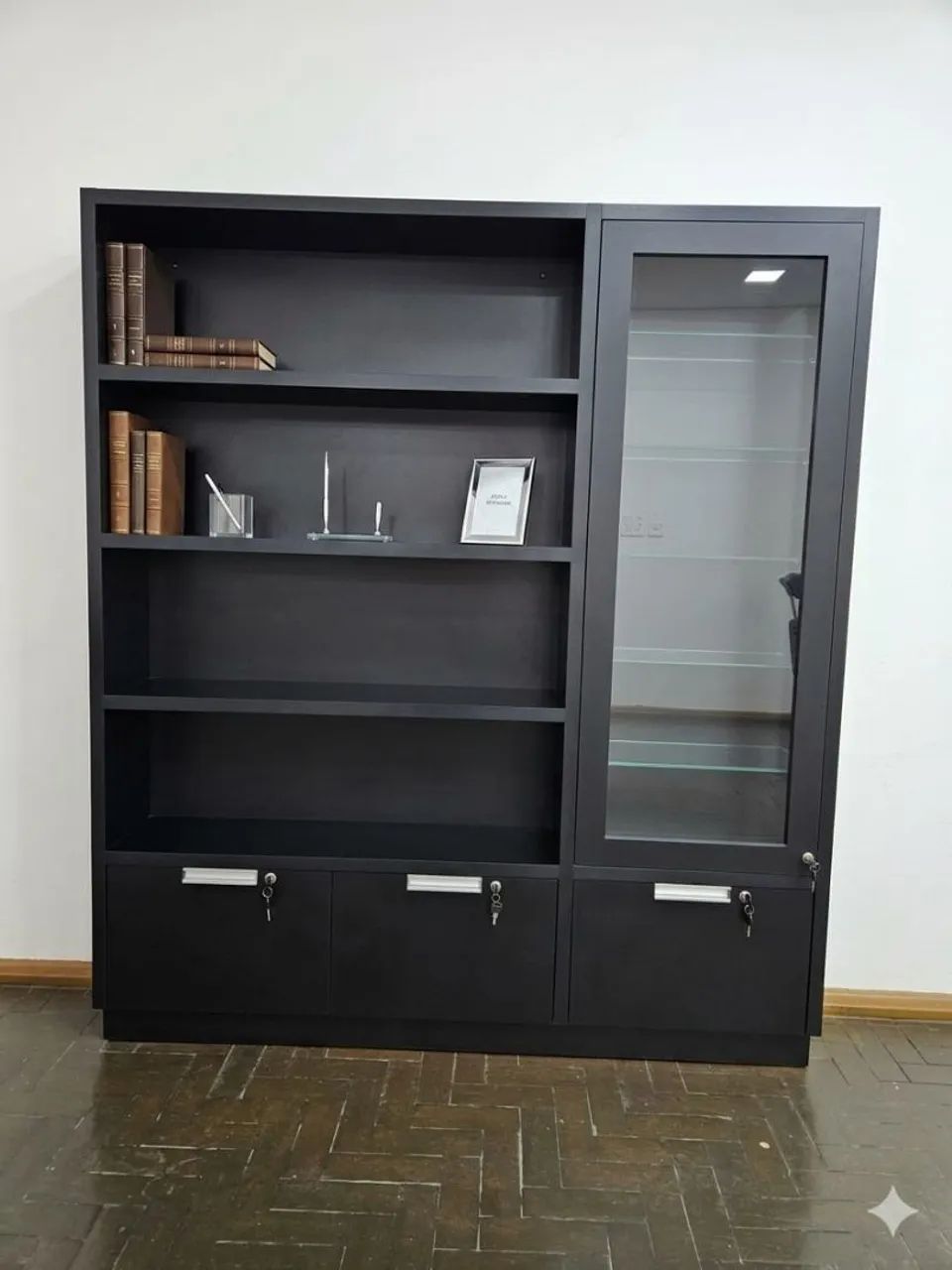 Estante/Armário para Escritório com Porta de Vidro - 1,60 x 1,80 m