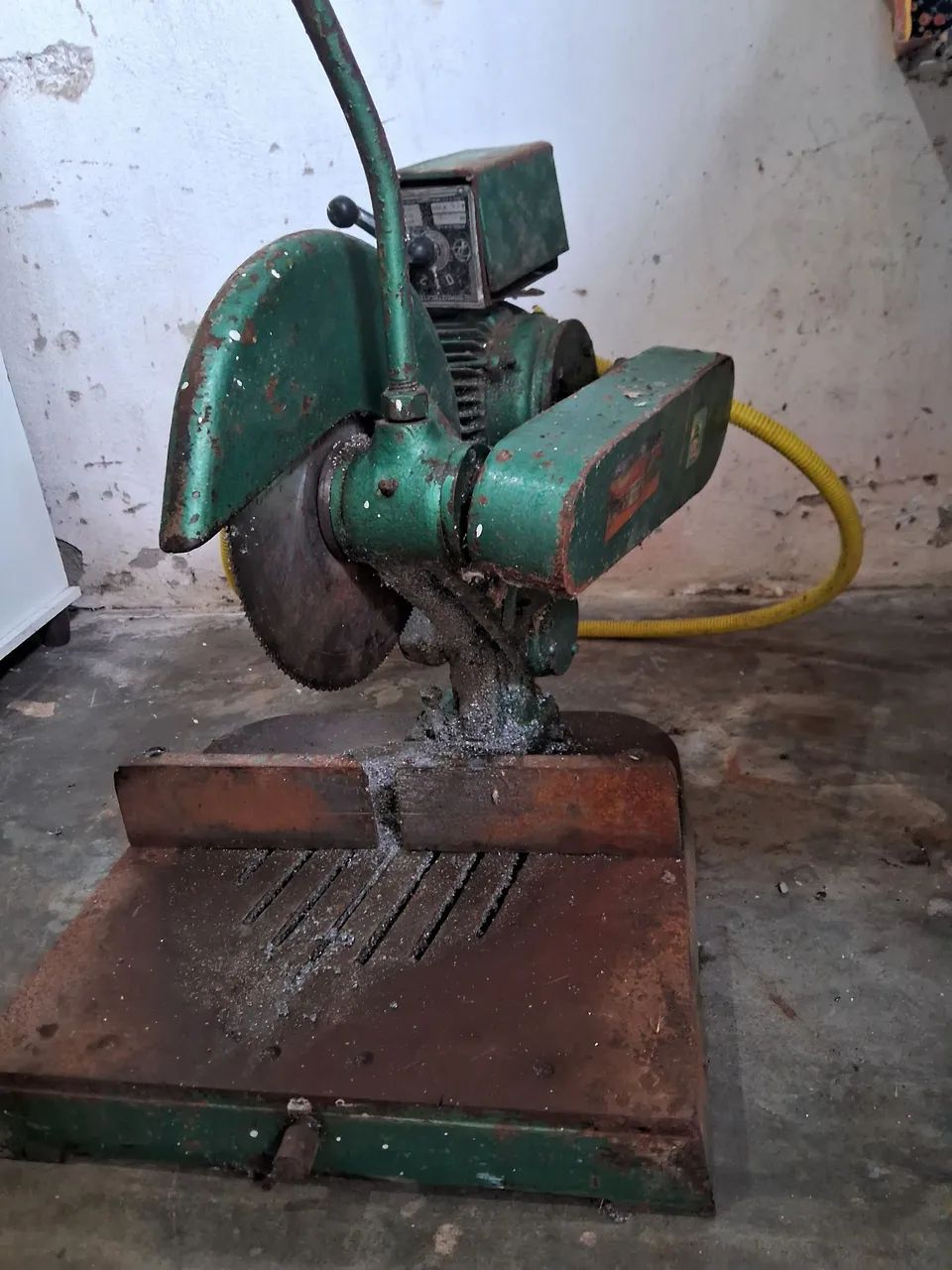 Máquina de corte de alumínio com disco liso.