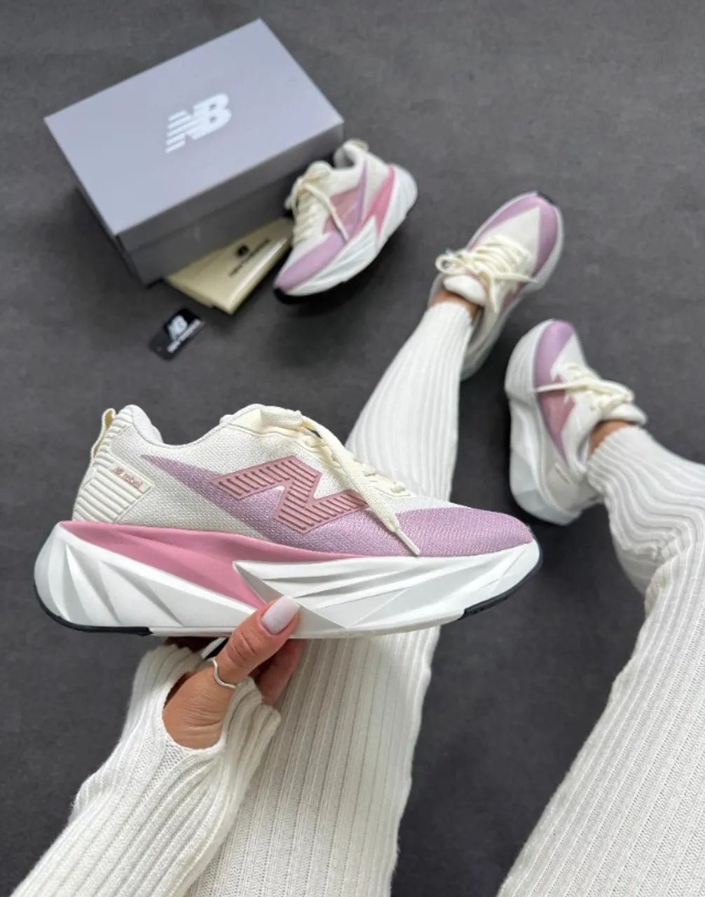 Tenis New balance Fuel Cell rebel Branco Rosa