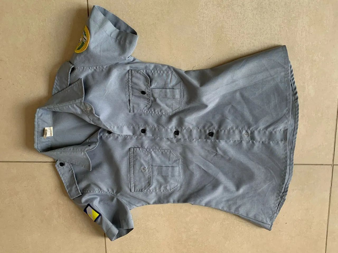 Vendo Camisas  e Saía Militar Semi novas. - Foto 6