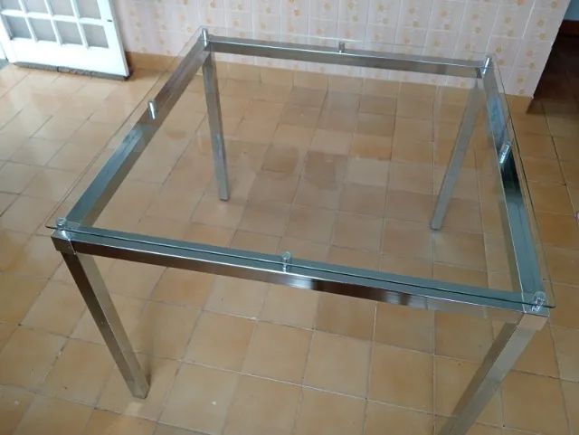 Mesa de Jantar Quadrada Tampo de Vidro Base Cromada 4 Lugares