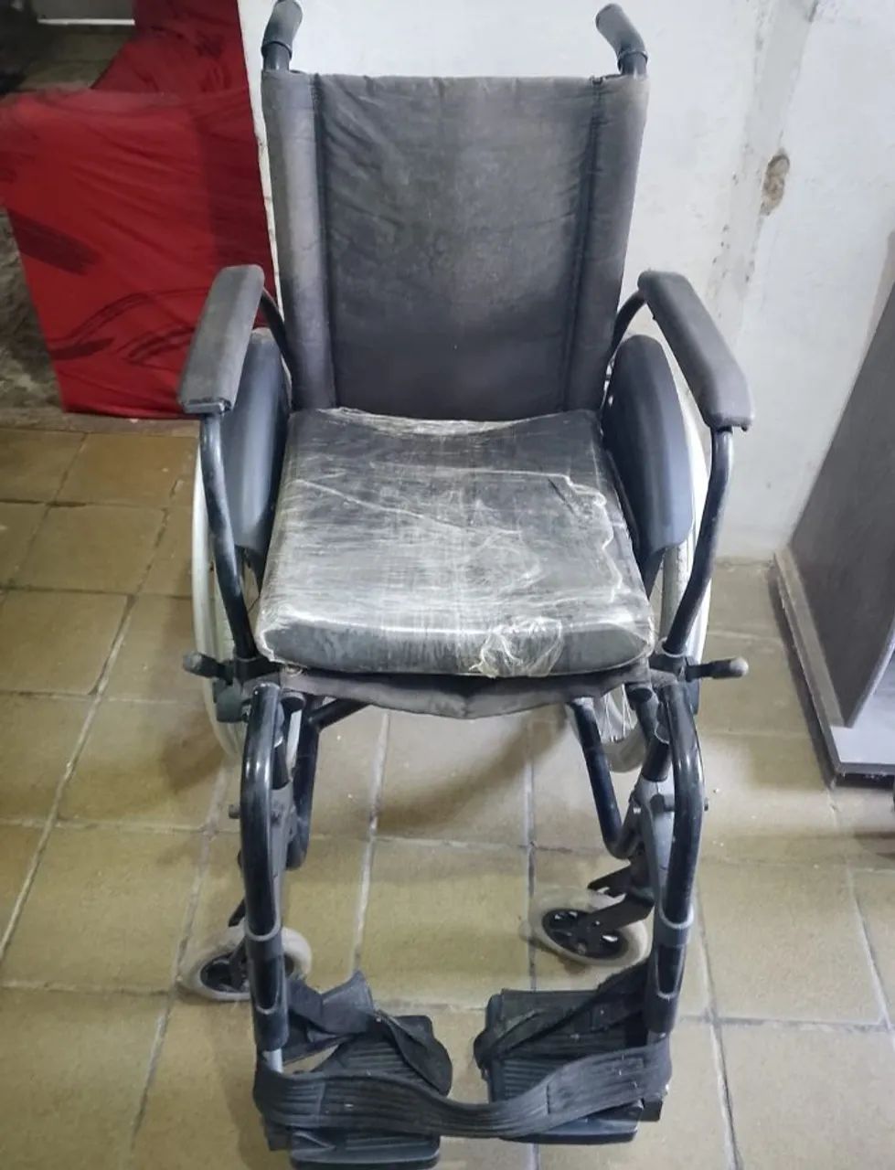 CADEIRA DE RODAS E DE BANHO SEMINOVAS  - Foto 5