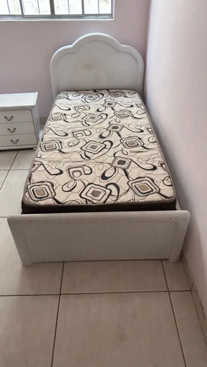 Conjunto cama com colchão e criado mudo  - Foto 3