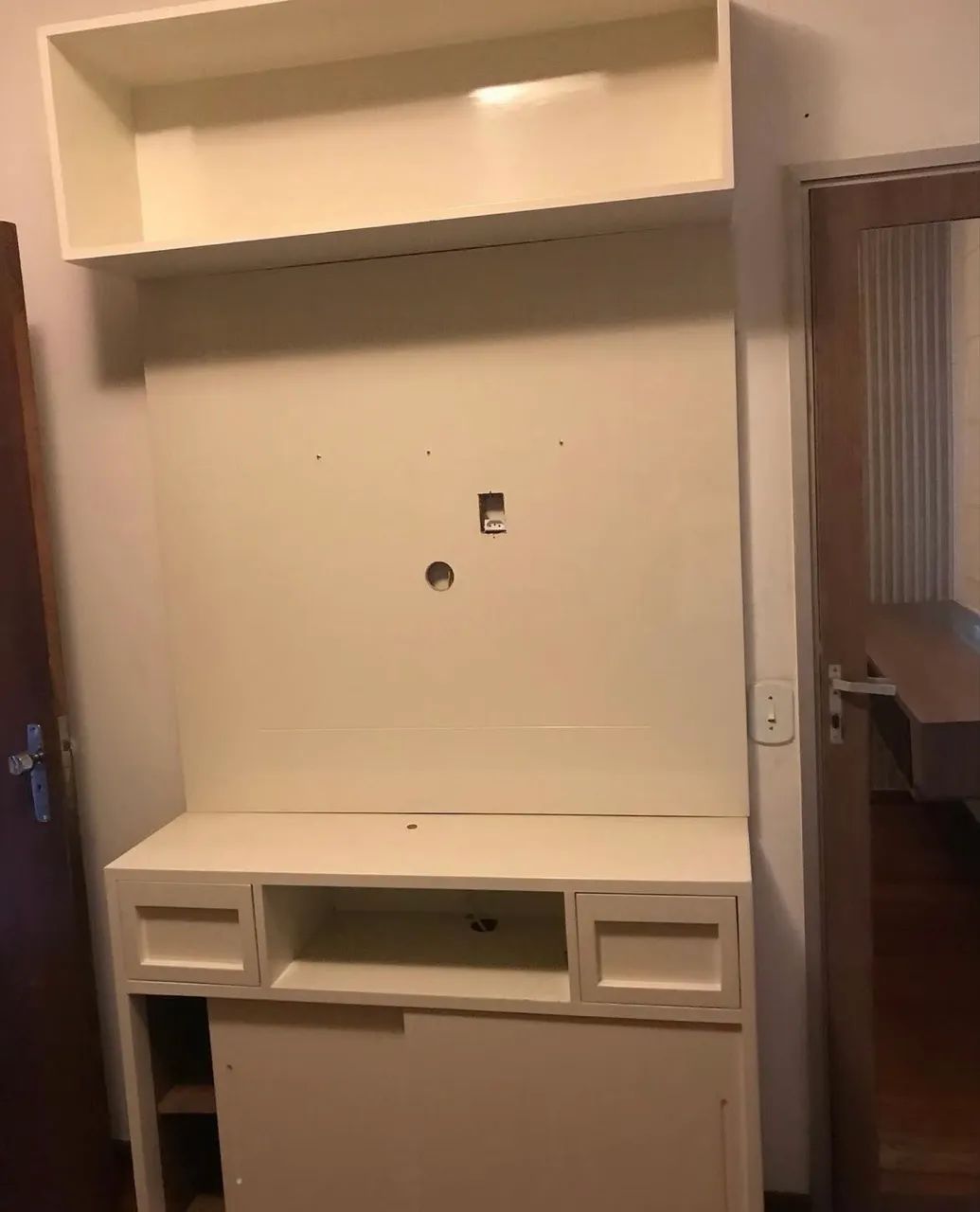 Rack, painel e nicho com acabamento em laca