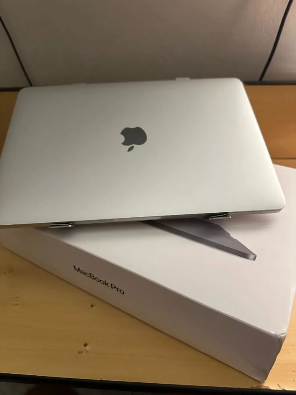 MacBook Pro 2020 Touch Bar i5 Quad-Core 512GB SSD | Excelente