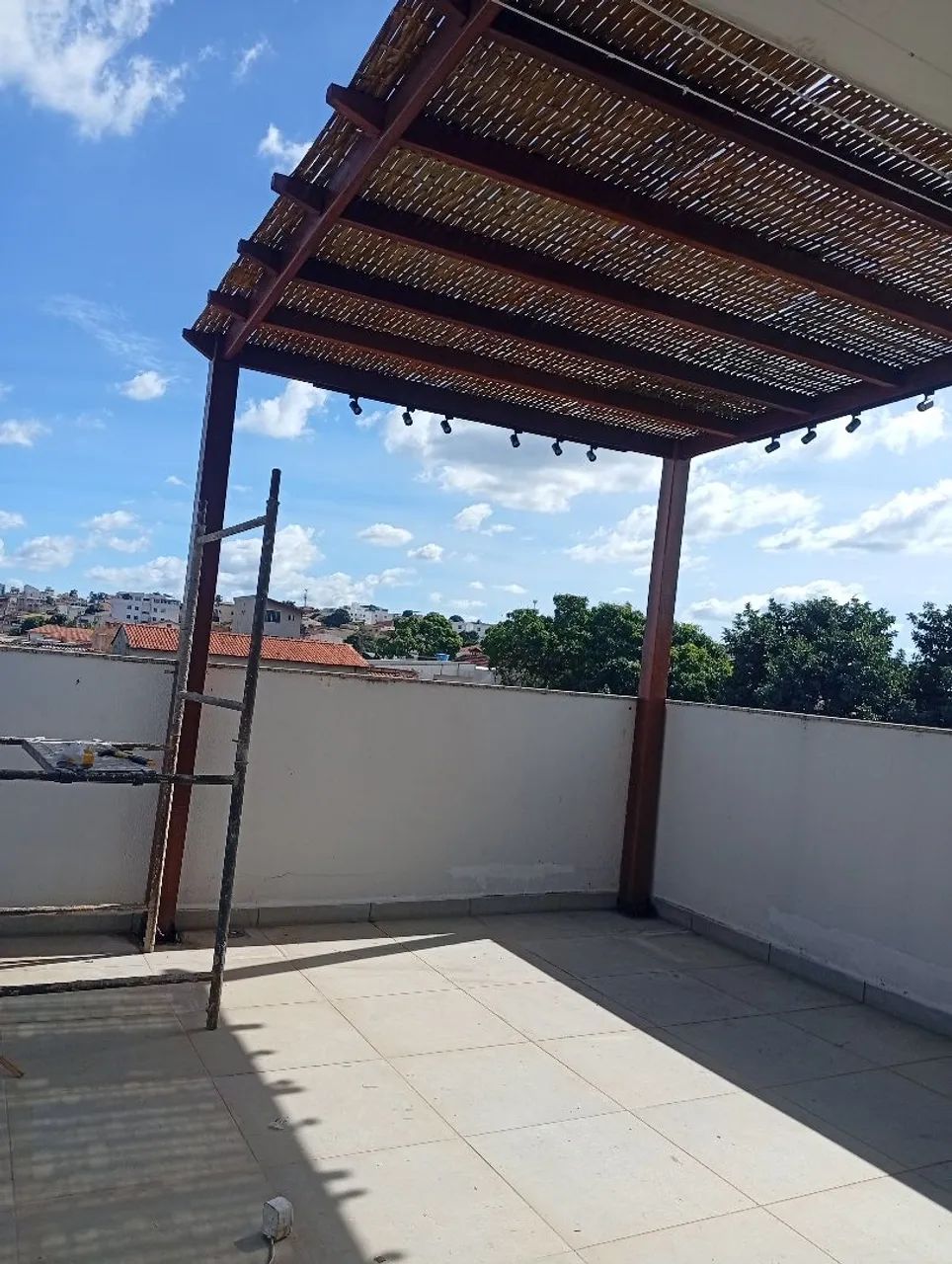 Pergolado de madeira com forro de bambu para área externa 