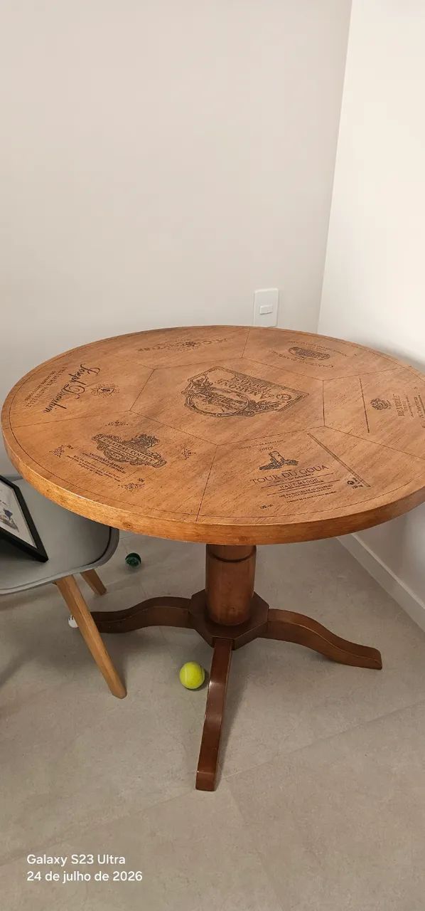 Mesa de jantar redonda com tema de vinho