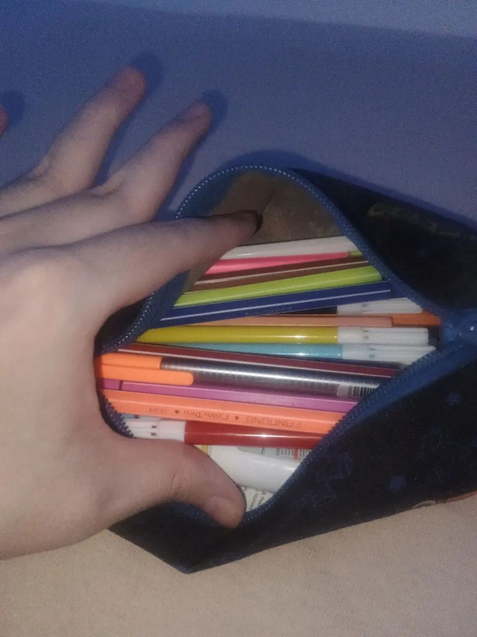 Vendo estojo cheio de canetinhas - Foto 3