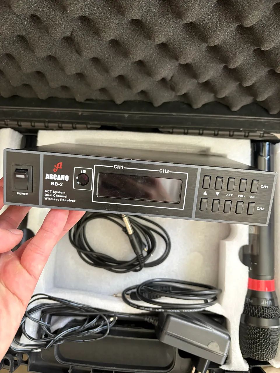KIT 2 MICROFONES SEM FIO UHF + RECEPTOR ARCANO BB-2 + MALETA