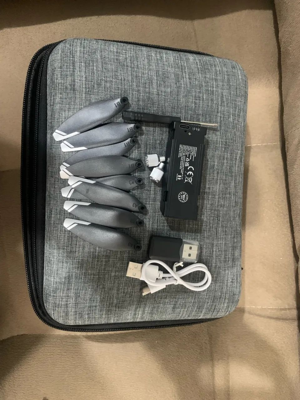 Drone GT8 4K com Câmera, 2 Baterias e Tela no controle  - Foto 3