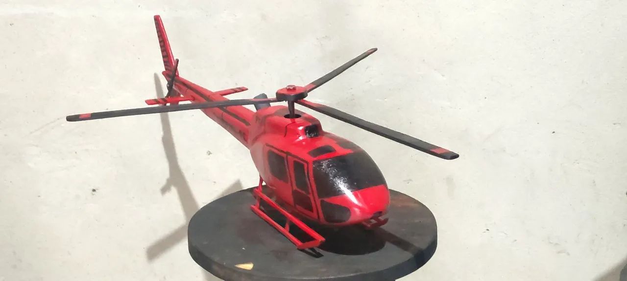 Maquete de helicóptero madeira 