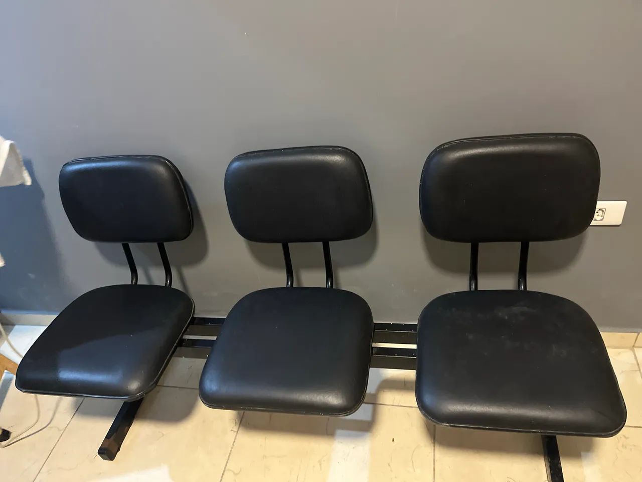 Cadeira longarina 3 lugares corino estofadas - Foto 4
