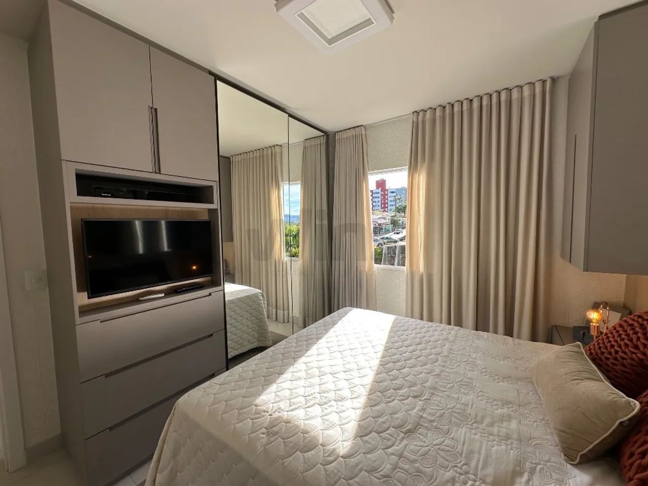 Apartamento mobiliado 2 dormitórios 1 suíte parcelamento direto - Foto 2