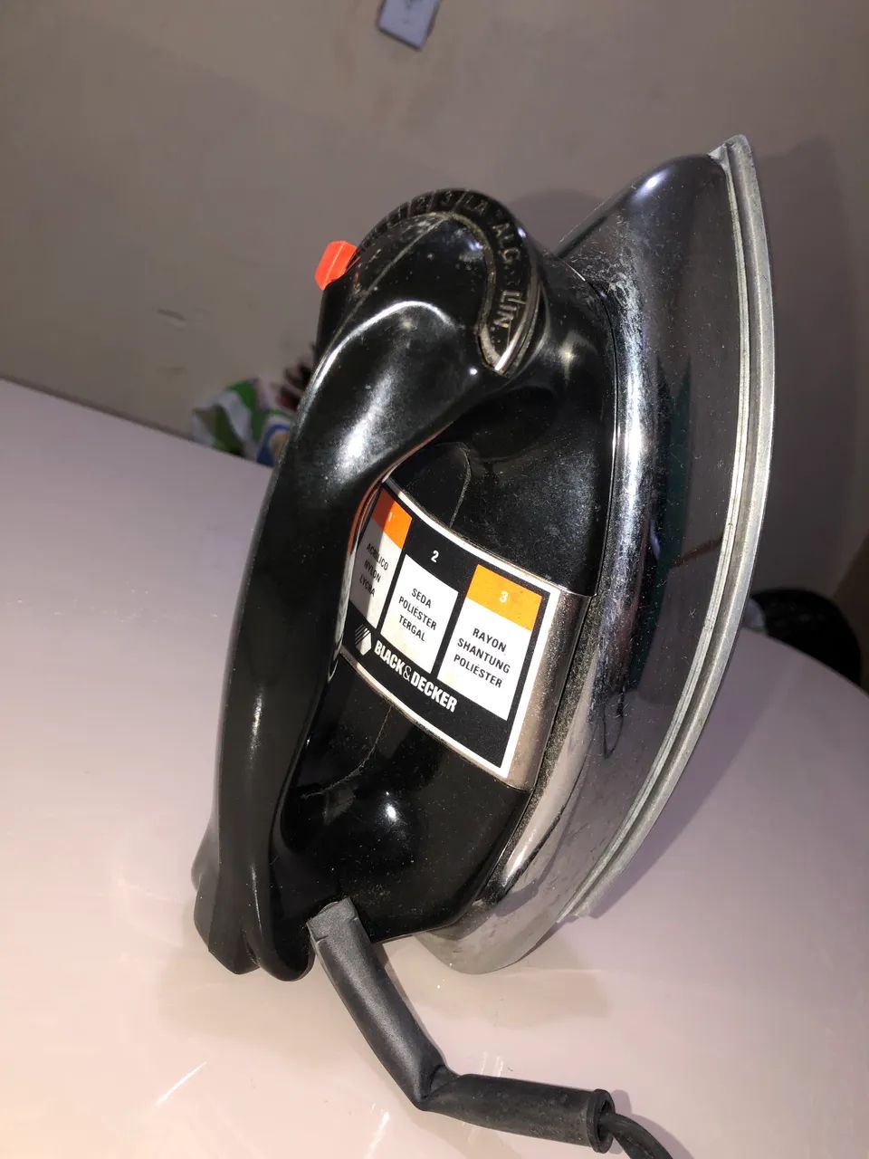 Ferro de Passar Roupa Vintage Black & Decker clássico  - Foto 3