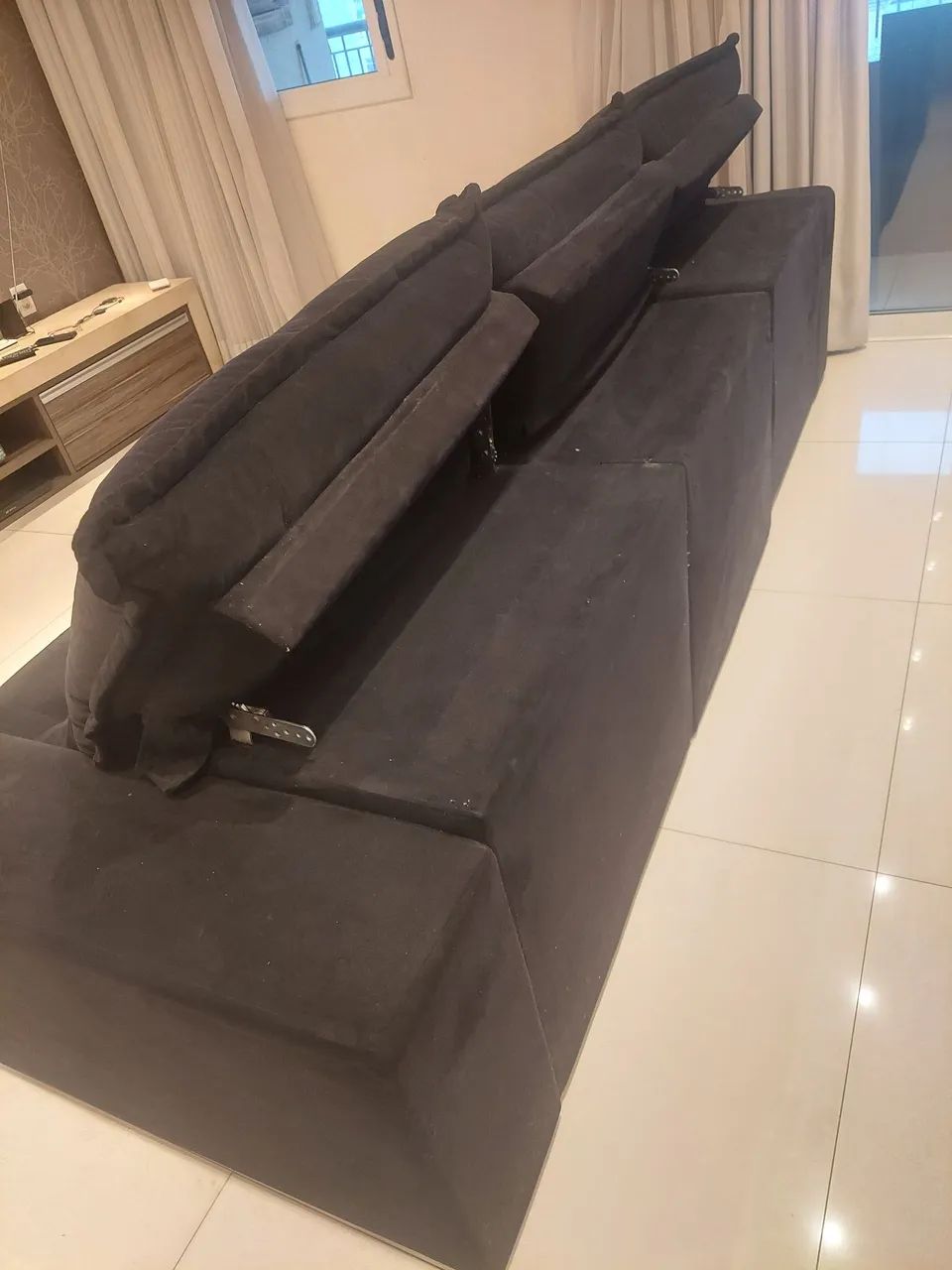 Sofá Retratio em Suede cor preto - Foto 3