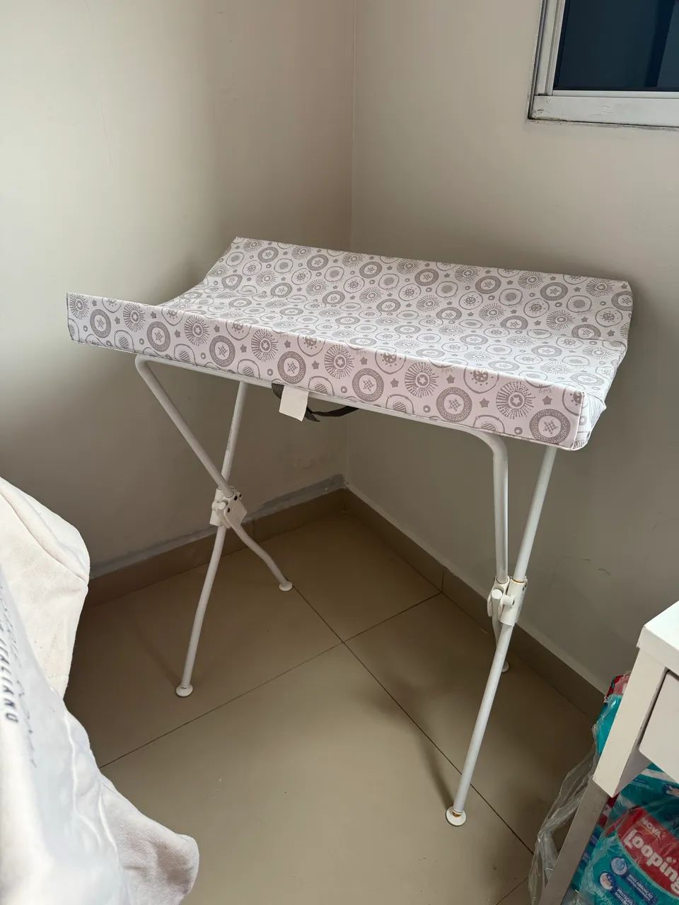 Trocador de bebê com suporte de banheira