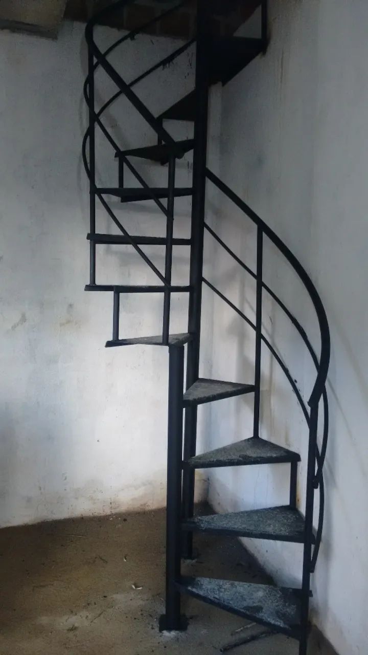 ESCADA CARACOL EM FERRO REFORÇADO MODERNO E SOFISTICADO - Foto 4