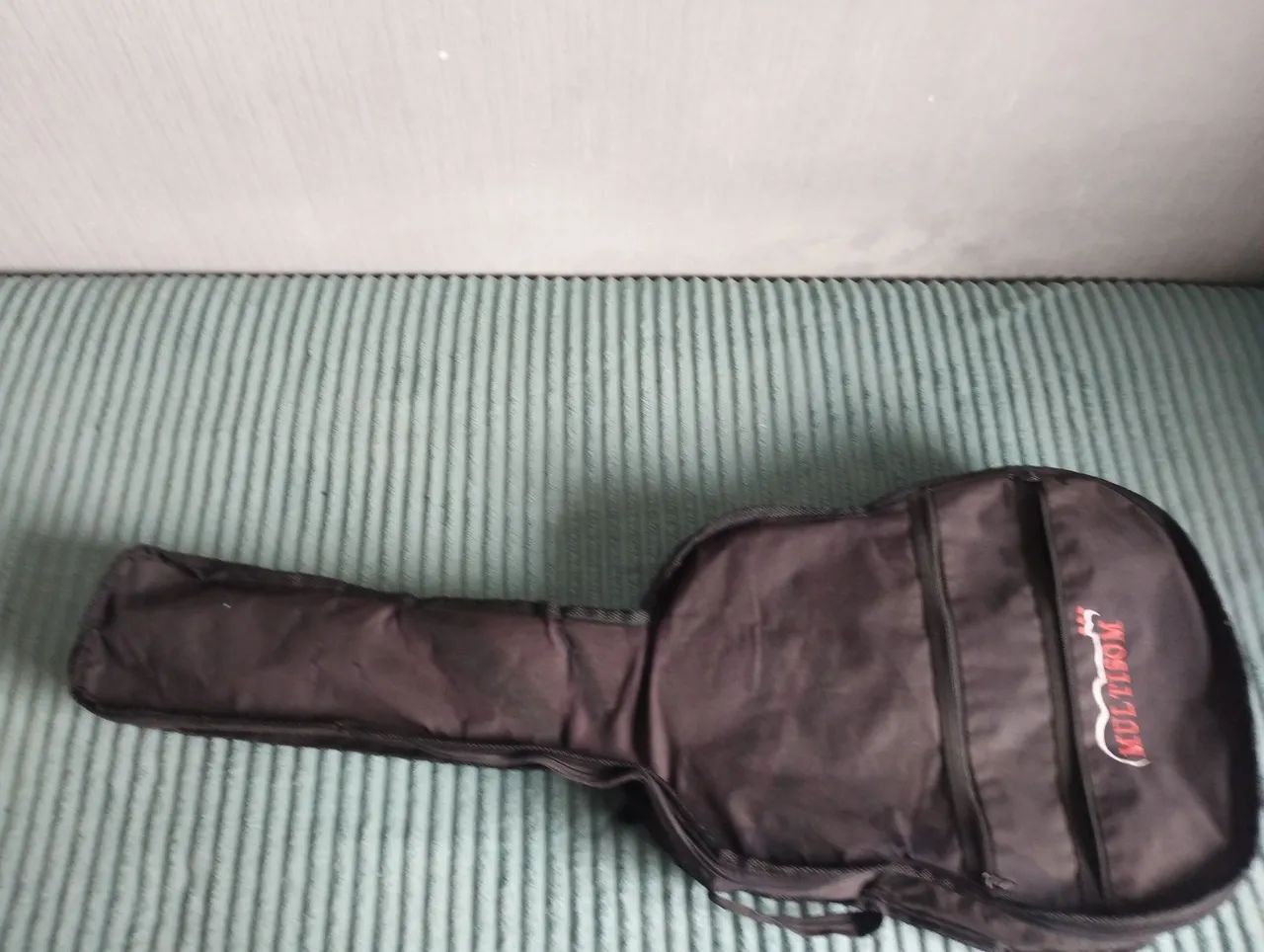 Violão antigo mas em excelente estado conta ainda com a capa protetora  - Foto 4