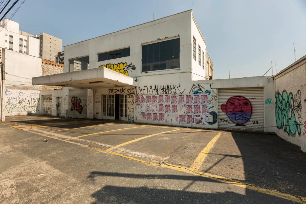 Prédio comercial na Avenida Itaberaba, 549  4300 m²