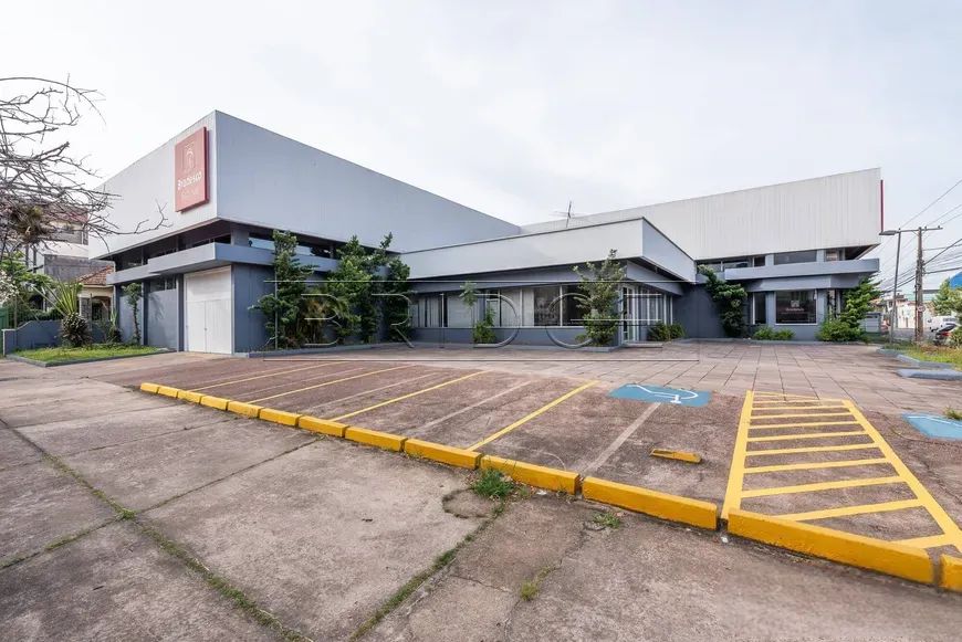 Prédio comercial com estacionamento e 1237m²!