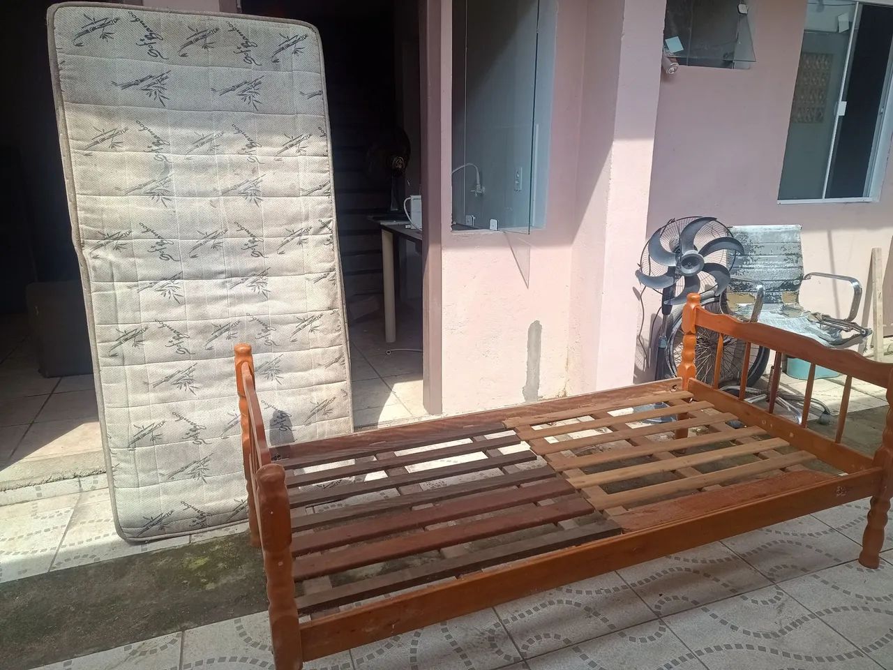 CAMA SOLTEIRO COM COLCHÃO DE MOLAS  - Foto 4