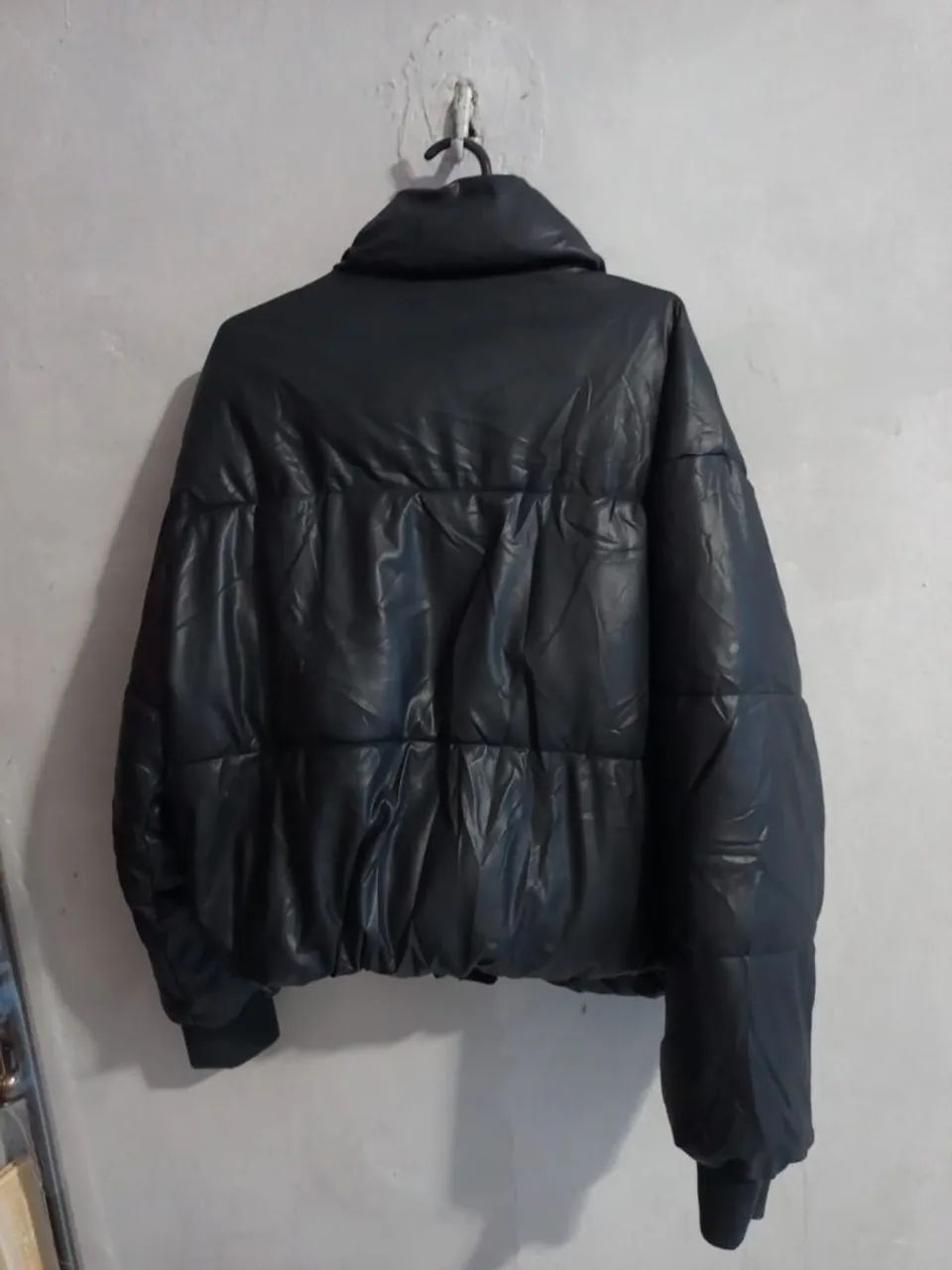 Jaqueta puffer com efeito de couro sintético  - Foto 2