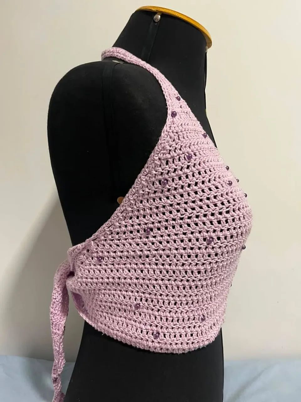 TOP DE CROCHÊ FEMININO ARTESANAL LILÁS COM APLICAÇÃO DE PÉROLAS - Foto 2