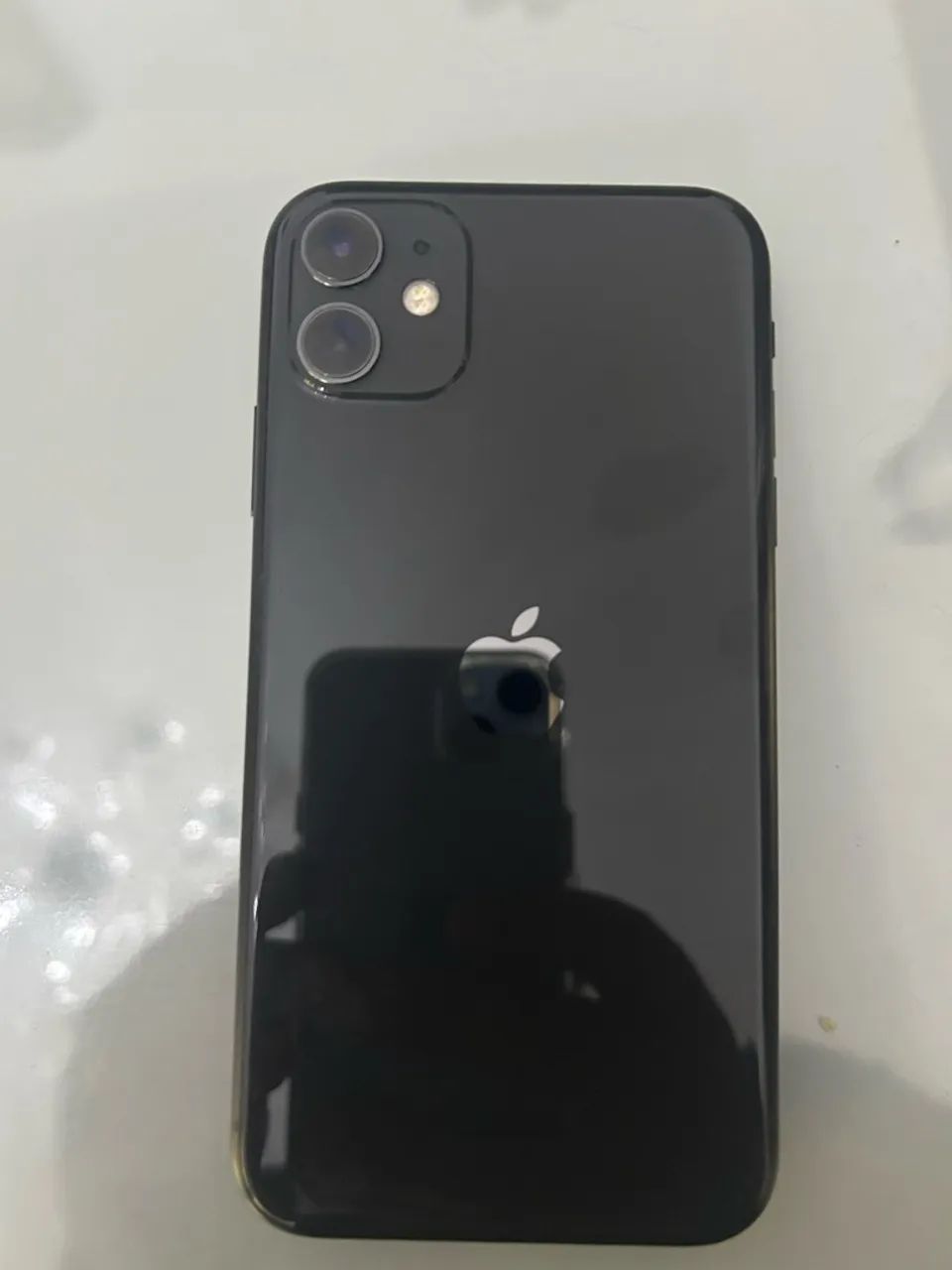 Celular iPhone 11 em excelente estado de conservação.