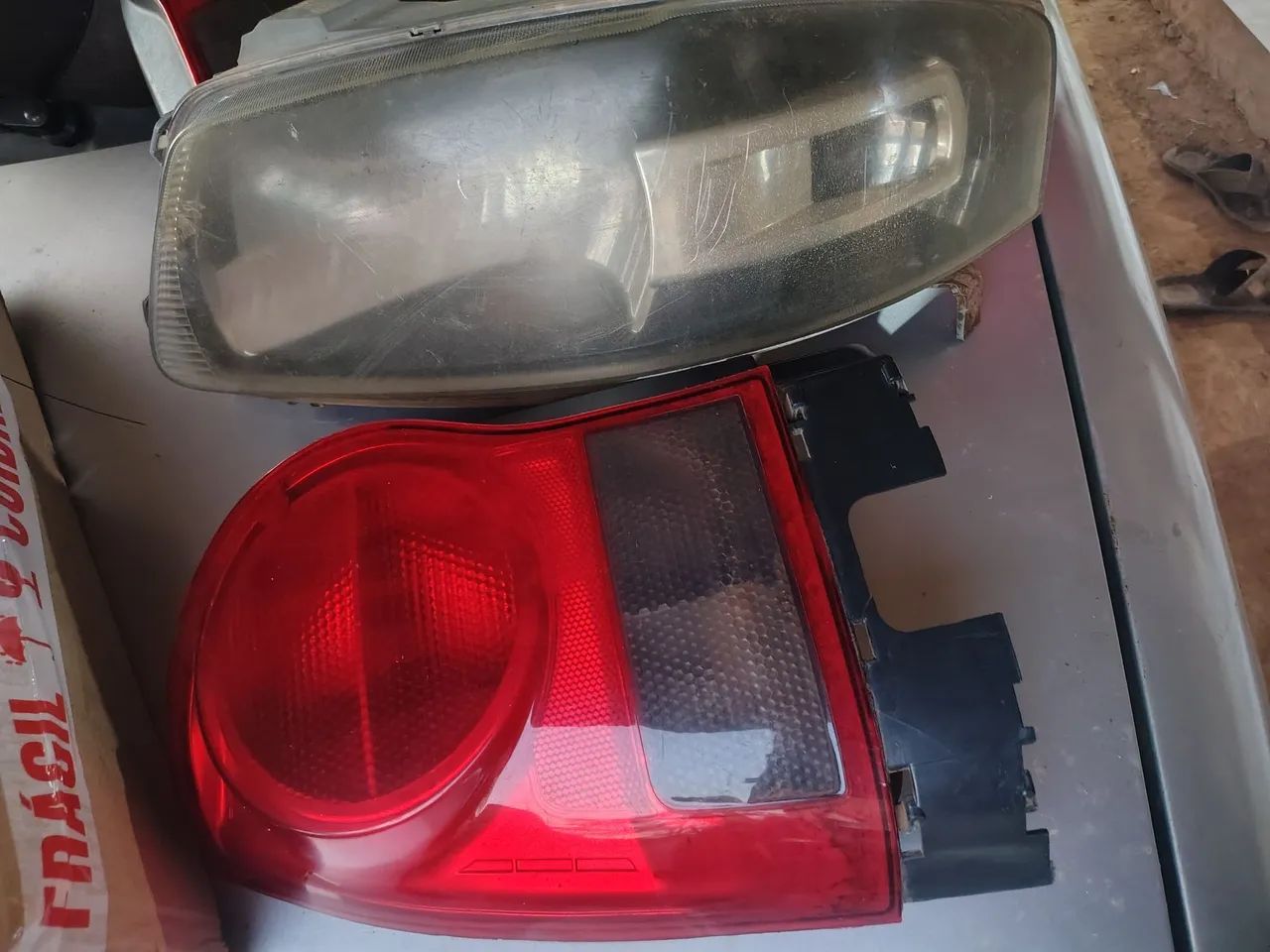 Vende-se farol dianteiro e traseiro 