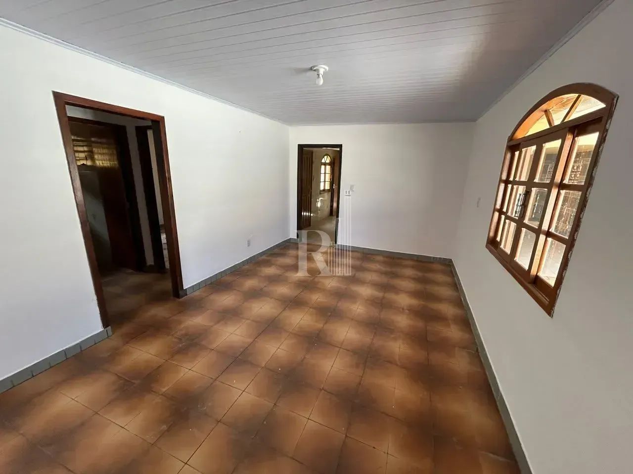 Casa com 03 dormitórios para locação com vaga de garagem coberta, próximo a escola, mercad - Foto 4