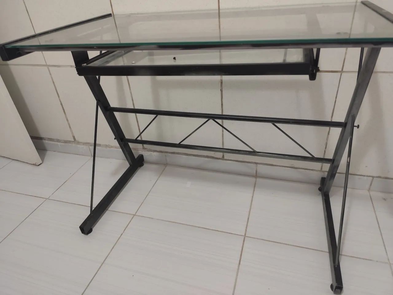 Mesa de escritório de metal com tampo de vidro - Foto 4