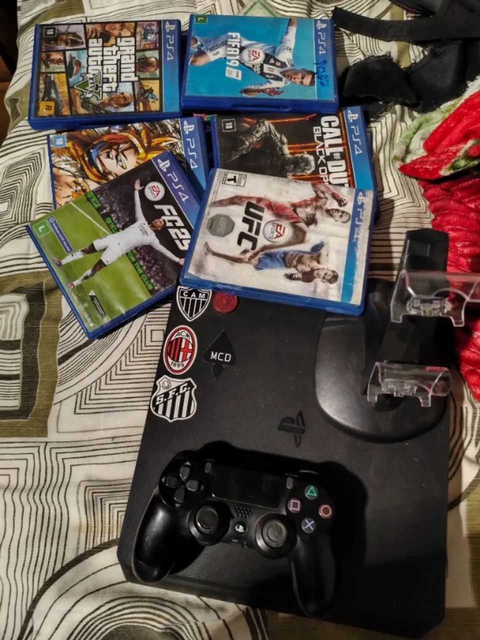PS4 COM JOGOS E CONTROLE 