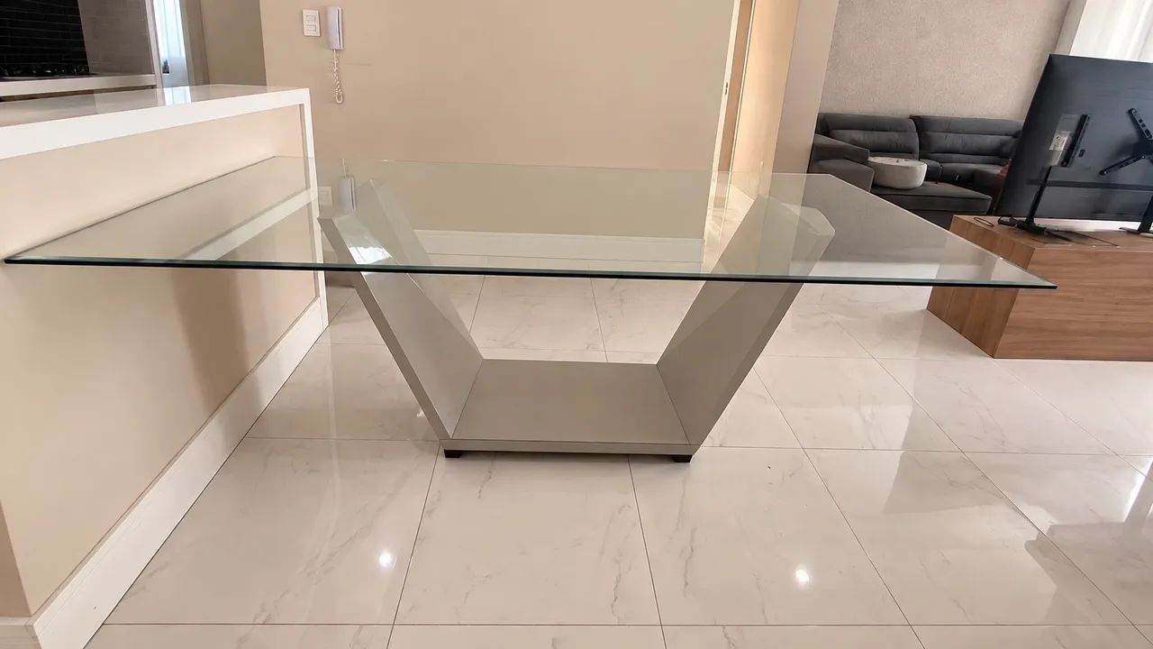 Mesa de jantar 2,00 x 1,07 m com tampo de vidro e base moderna