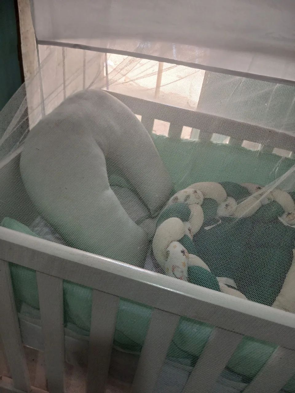 Vendo este berço com ninho e enxoval 