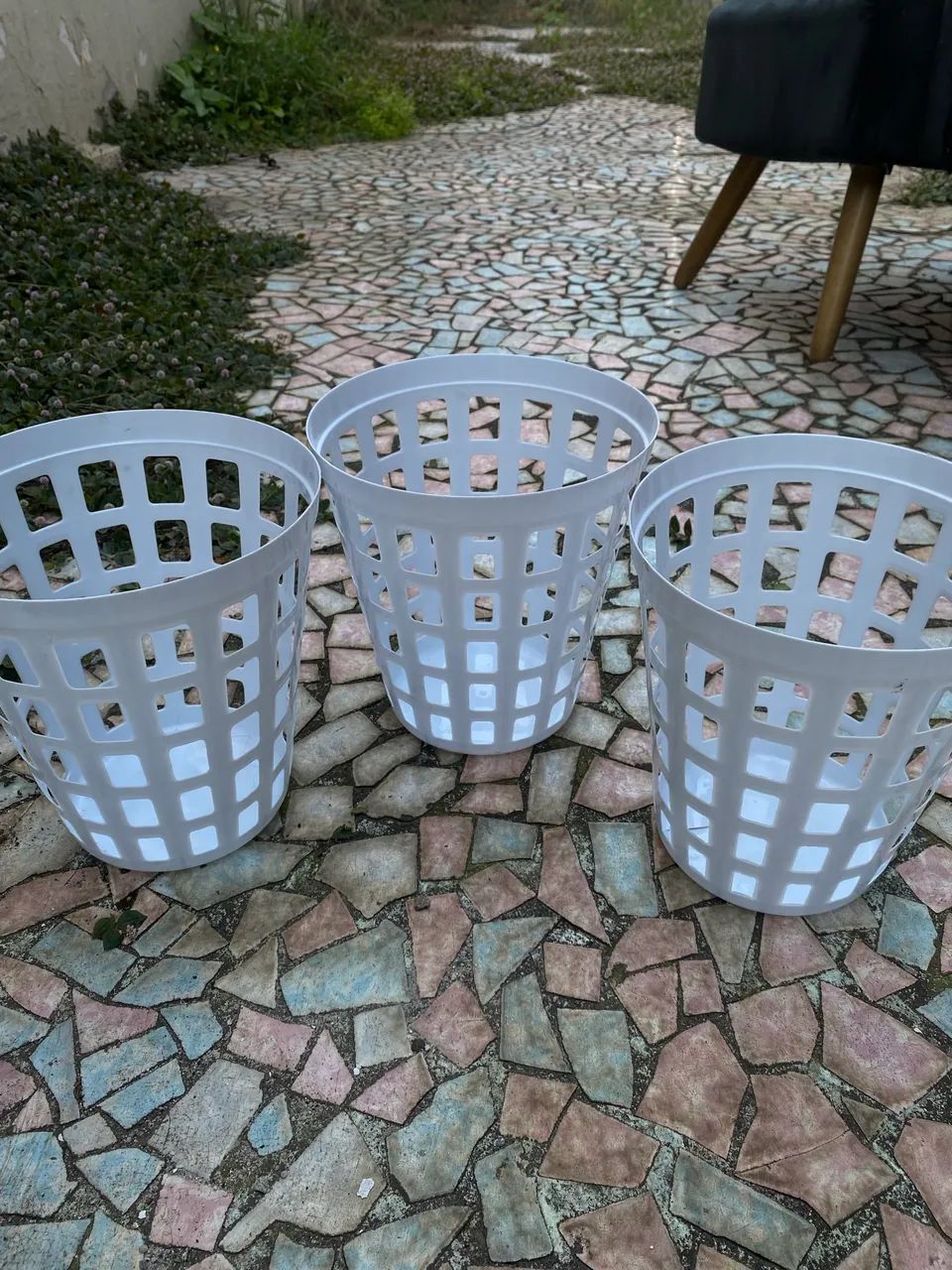 Kit com 3 Lixeiras Plásticas Brancas - Foto 2