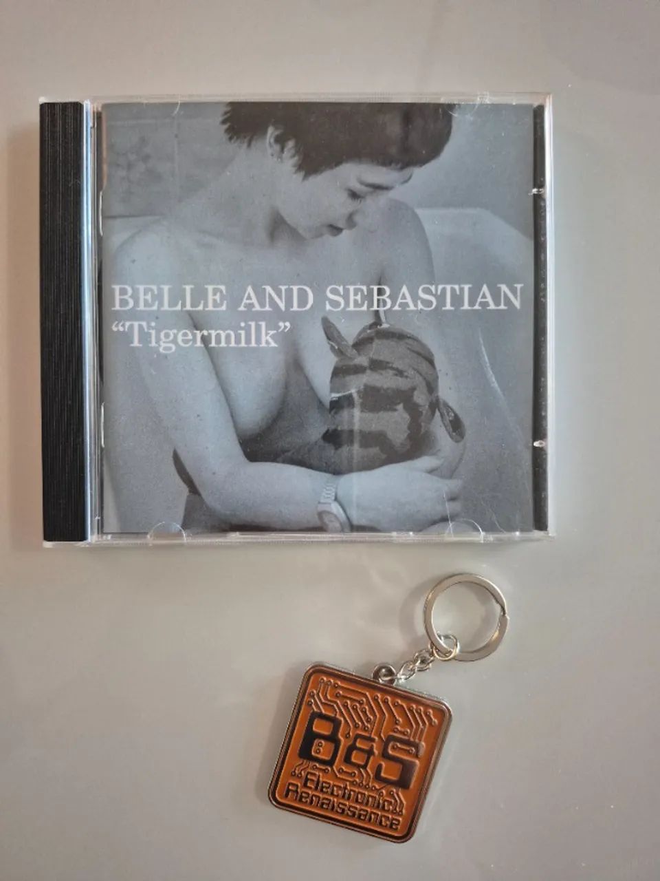 CD Belle and Sebatian Tigermilk + Chaveiro esmaltado