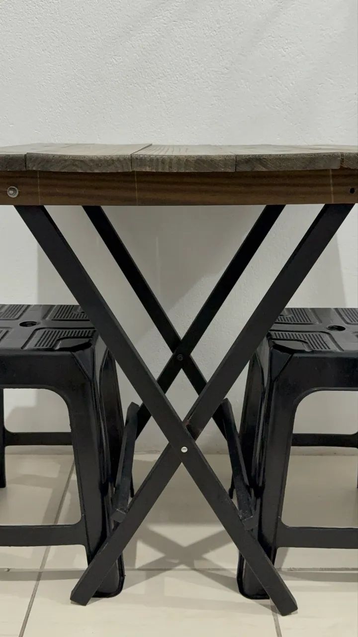 Mesa retrátil com banquetas
