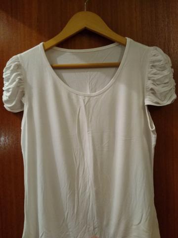 Blusa branca com mangas bufantes