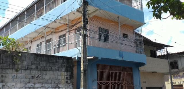 Vendo prédio de 3 pavimentos, c/8 kitinetes + ponto comercial, no Quintino Cunha