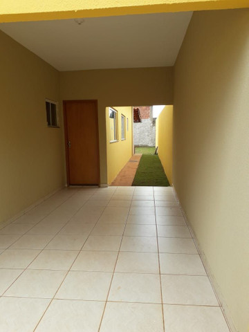 CASA COM ENTRADA FACILITADA NO VILLAGE GARAVELO. - Foto 2