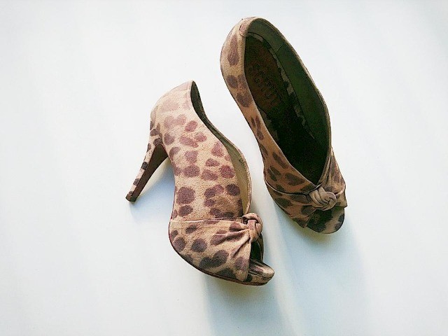 sapato com estampa de animal print, leopardo, da schutz