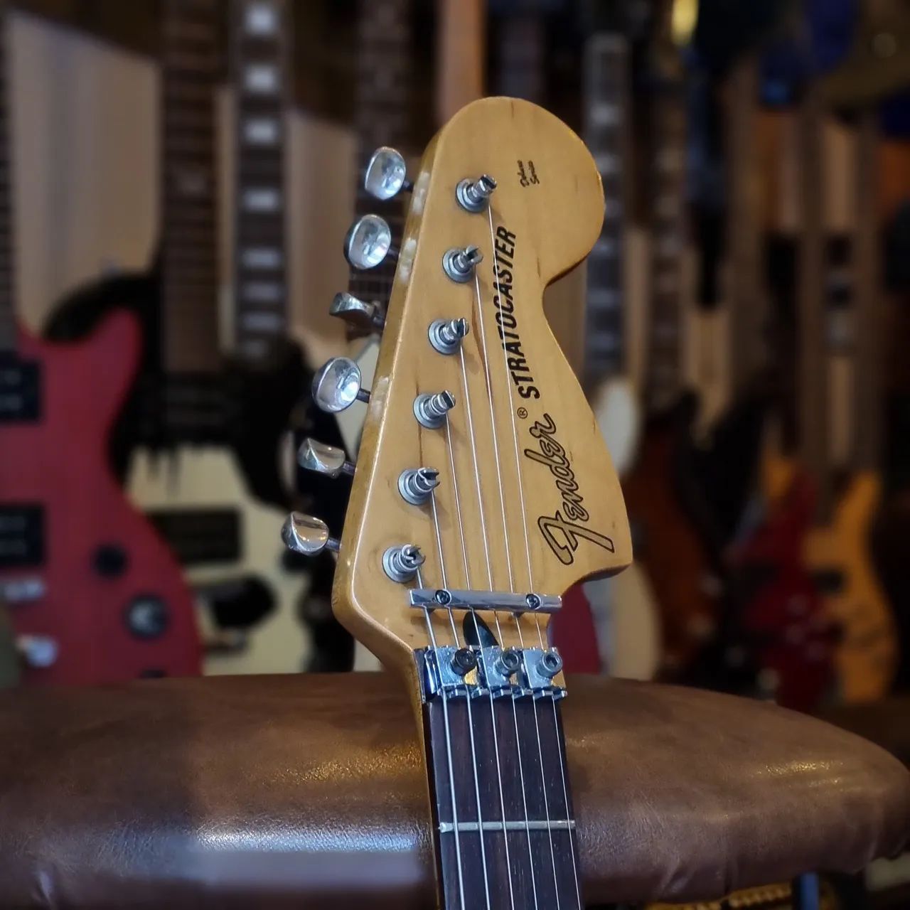 Guitarra Fender Stratocaster Deluxe México Floyd Rose + Case Gator - Foto 4